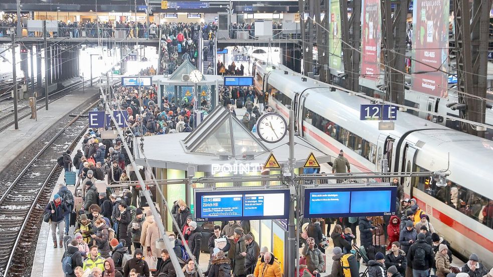 Bei der Bahn kam es zu chaotischen Zuständen - wie hier am überfüllten Hamburger Hauptbahnhof. Foto: Bodo Marks