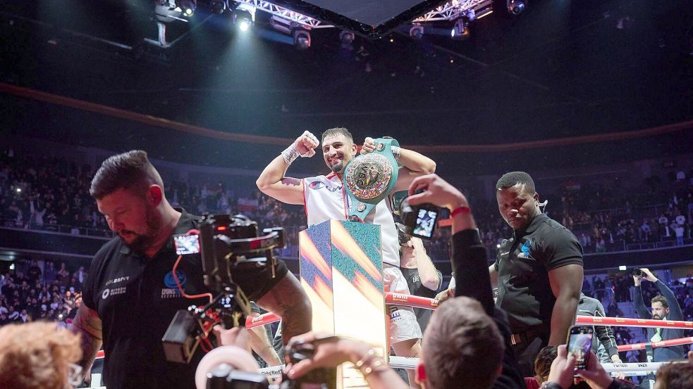 Präsentiert seinen Interimsgürtel: Boxprofi Agit Kabayel. Foto: Bernd Thissen