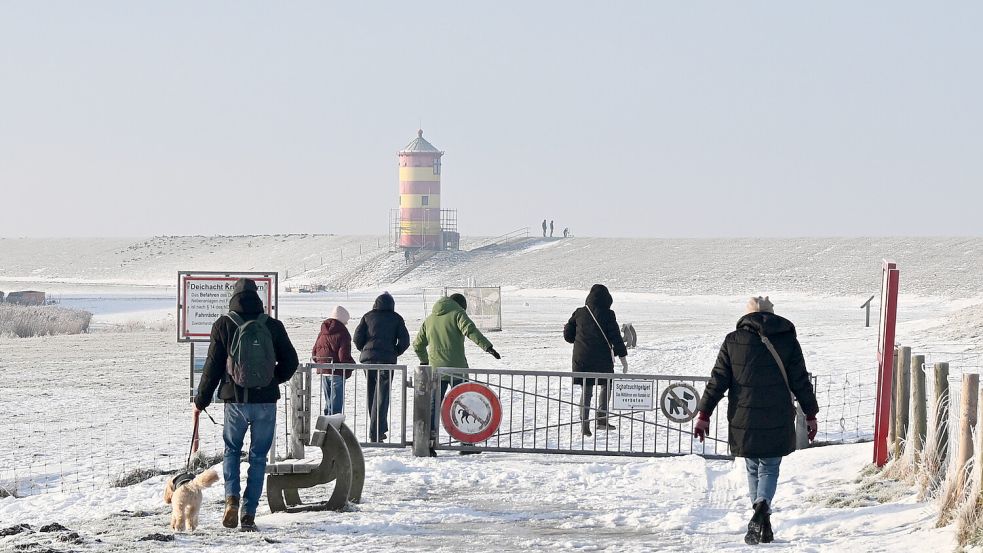 Der Pilsumer Leuchtturm ist auch bei Frost und Kälte noch ein Besuchermagnet. Foto: Heinz Wagenaar