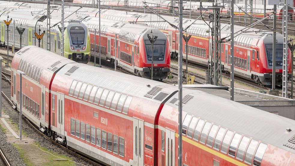 Eisenbahner in der Zugverkehrssteuerung stellen unter anderem Weichen und Signale ein, regeln aber auch die Zugfolge sowie Abstände und Fahrwege. Foto: Imago/Frank Peter