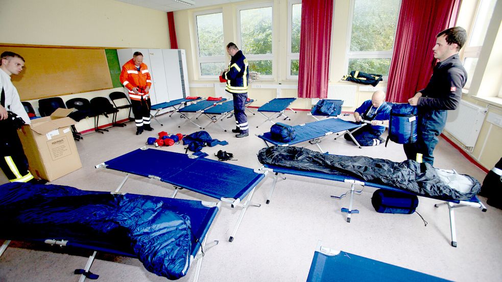 Das Deutsche Rote Kreuz stellte im Jahr 2015 Feldbetten in Klassenräumen des ehemaligen Gymnasiums Pewsum auf. So würde es an vielen Stellen im Landkreis Aurich passieren. Foto: Romuald Banik