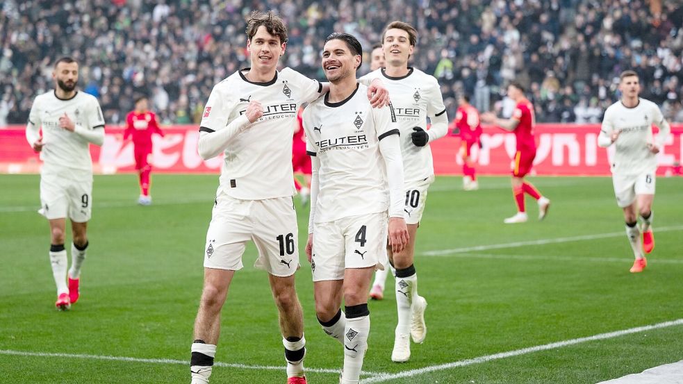 Sander und Diks freuen sich über die frühe Führung. Foto: Marius Becker