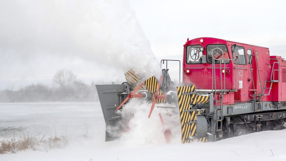 Schneeverwehungen waren ein großes Problem für den Bahnverkehr im Norden. Foto: Daniel Bockwoldt