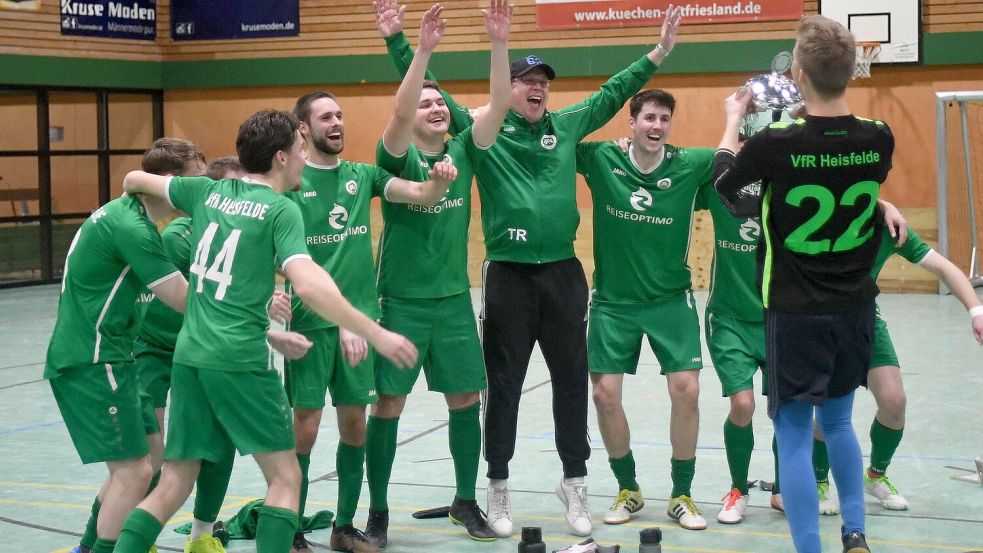 Heisfeldes Torwart Moritz Horn reckte den Siegerpokal in die Höhe. Er kassierte nicht ein einziges Gegentor. Fotos: Hans Damm
