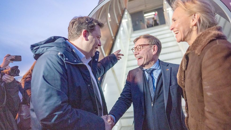 Außenminister Wadephul wurde unten am Flugzeug neben der isländischen Außenministerin Gunnarsdóttir auch von Vizekanzler Lars Klingbeil begrüßt. Foto: Michael Kappeler/dpa