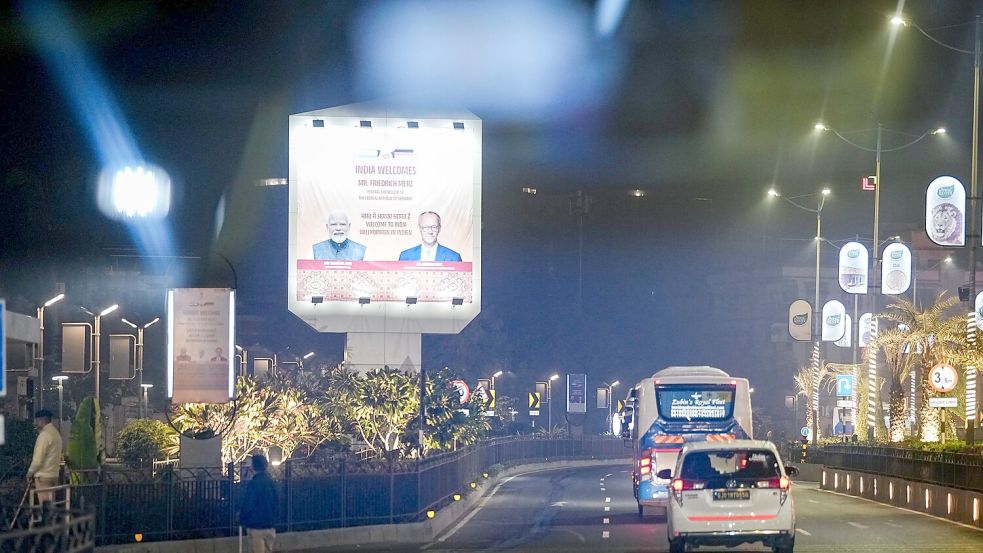 Mit großen Schildern heißt Modi seinen Gast willkommen. Foto: Kay Nietfeld/dpa