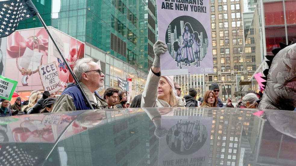 New York ist nur eine von vielen US-Städten, in denen am Wochenende gegen ICE protestiert wurde. Foto: Heather Khalifa/AP/dpa