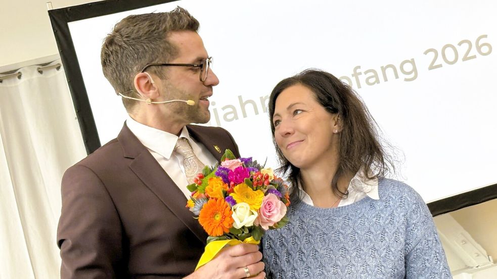 Am Ende des Neujahrsempfangs dankte Bürgermeister Sven Lübbers nicht nur allen Wiesmoorern für ihr Engagement, sondern auch seiner Frau Heidi für ihre Unterstützung – mit Blumen und einem Kuss. Foto: Nicole Böning
