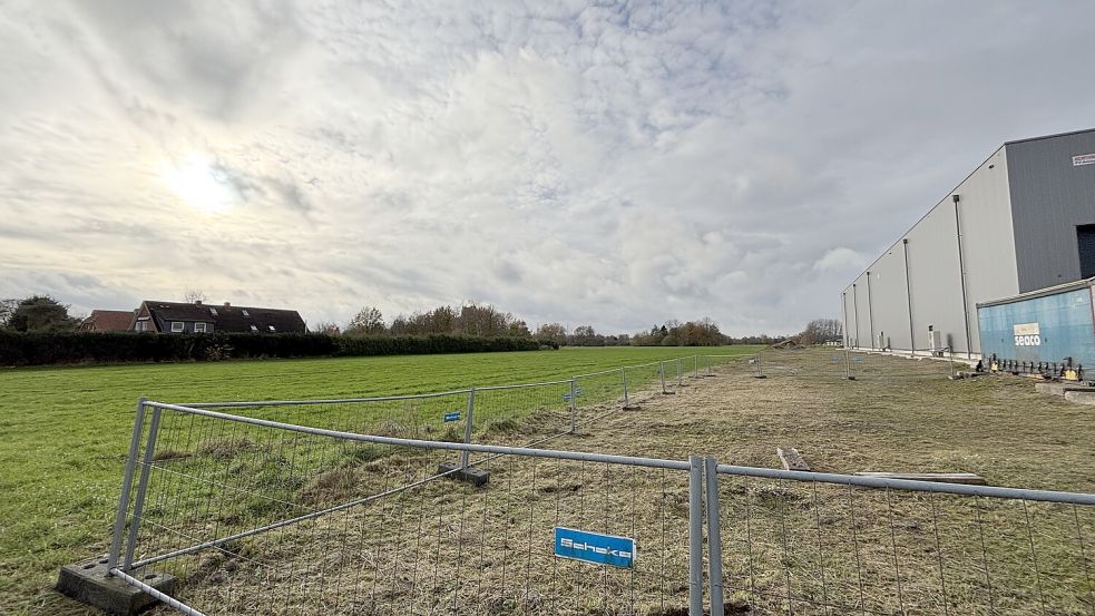 Zwischen Gewerbegebiet (rechts) und Wohnbebauung muss laut Kaufvertrag und Bebauungsplan ein Schutzstreifen mit Bepflanzung angelegt werden. Foto: Janßen