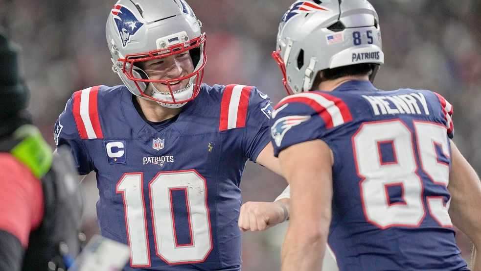 Ein Touchdown-Pass im ersten Playoff-Spiel reichte für den ersten Playoff-Sieg von Drake Maye (links). Foto: Charles Krupa/AP/dpa