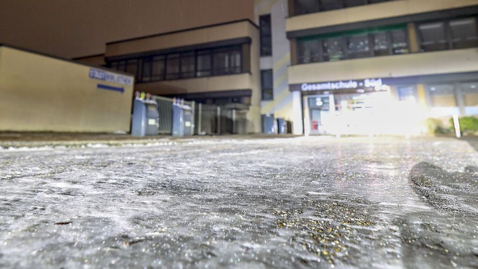 Der Weg zur Gesamtschule-Süd in Duisburg ist am Morgen spiegelglatt. Foto: Christoph Reichwein/dpa