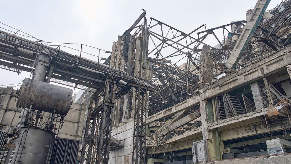 Viele Menschen in der Ukraine leiden unter den Folgen der russischen Angriffe auf die Energieversorgung. (Archivbild) Foto: Efrem Lukatsky/AP/dpa