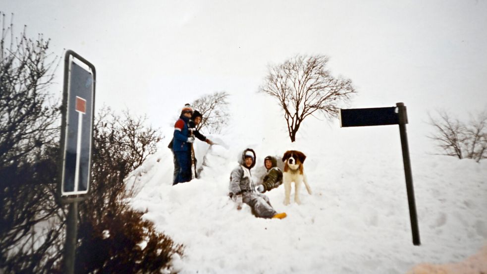 Im Februar 1979 türmte sich der Schnee in Greetsiel meterhoch. Die Kinder, hier beim Spielen an der ehemaligen Kreisstraße, hat es gefreut. Foto: Heinz Wagenaar