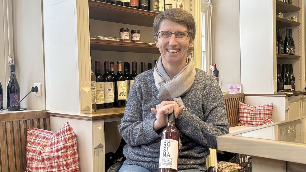 Seit 2003 gehört Sina Meisner das Weingeschäft Weinschmecker in Aurich. Foto: Eva van Loh