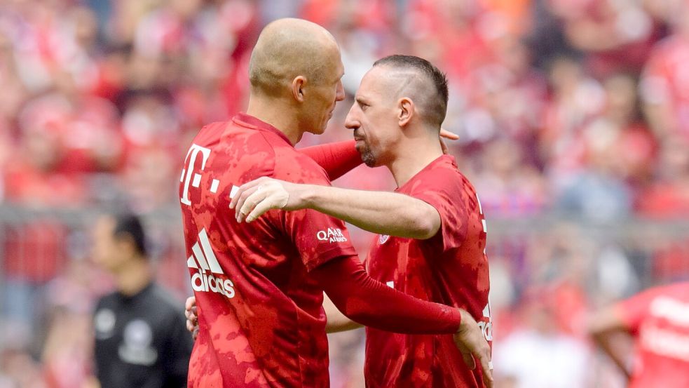 Arjen Robben (l) und Franck Ribéry prägten eine Epoche beim FC Bayern. Foto: Matthias Balk