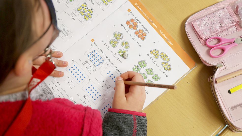 Der Mathe-Unterricht wird sich in den Grundschulen von Niedersachsen demnächst ändern. Foto: dpa/Oliver Berg