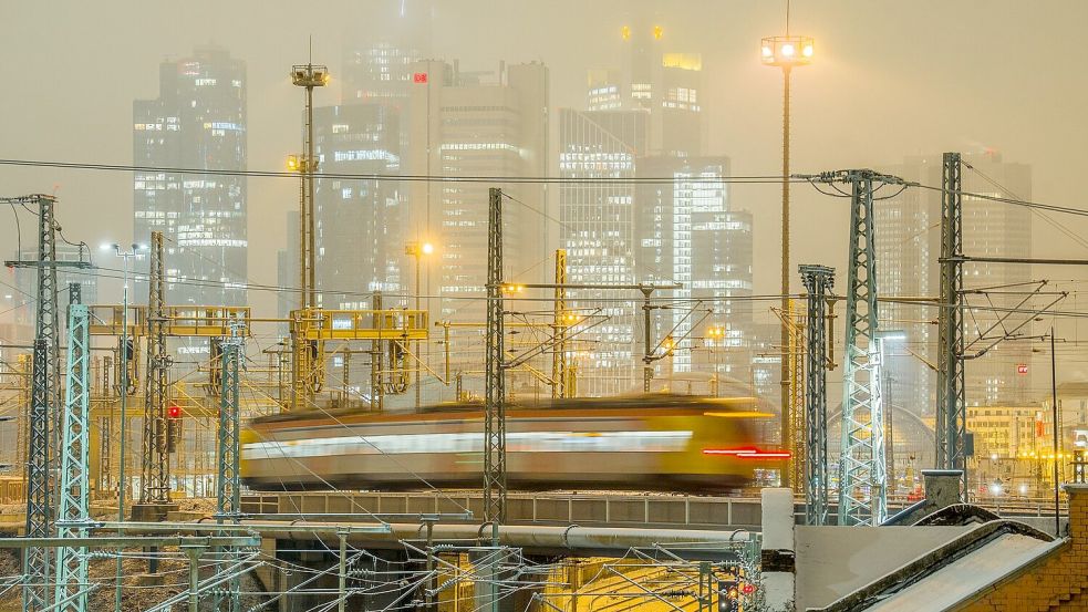 Bei der Bahn kam es wegen des Unwetters mancherorts zu Einschränkungen bei Regionalzügen. Im Fernverkehr drosselte die Bahn auf einigen Strecken die Geschwindigkeit der Züge. Foto: Andreas Arnold