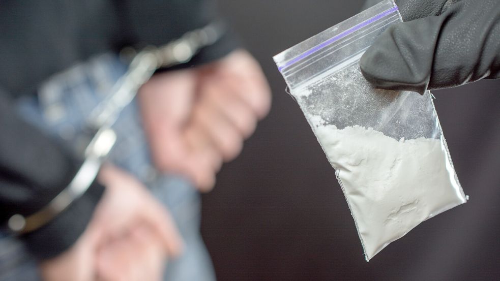 Bei einer Drogenrazzia wurden umfangreiche Beweismittel sichergestellt. Foto: SecondSide/stock.adobe.com