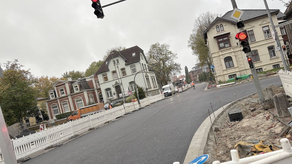 Morgens noch auf Rot, jetzt freigegeben: die Einfahrt zur Friedrich-Ebert-Straße mit neuer Asphaltdecke. Fotos: Stephanie Schuurman