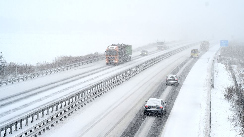 Autos und LKW waren auf den Autobahnen der Region bei Schneefall und schlechter Sicht unterwegs – hier die auf der A28. Auf der A31 fiel ein Eisblock auf ein Auto. Symbolfoto: Lars Penning/dpa
