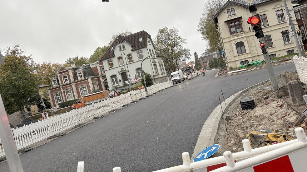 Die Einfahrt von der Petkumer Straße zur Friedrich-Ebert-Straße mit neuer Asphaltdecke. Noch bis zum Frühsommer 2026 bleibt die Martin-Faber-Straße Einbahnstraße. Foto: Stephanie Schuurman/Archiv