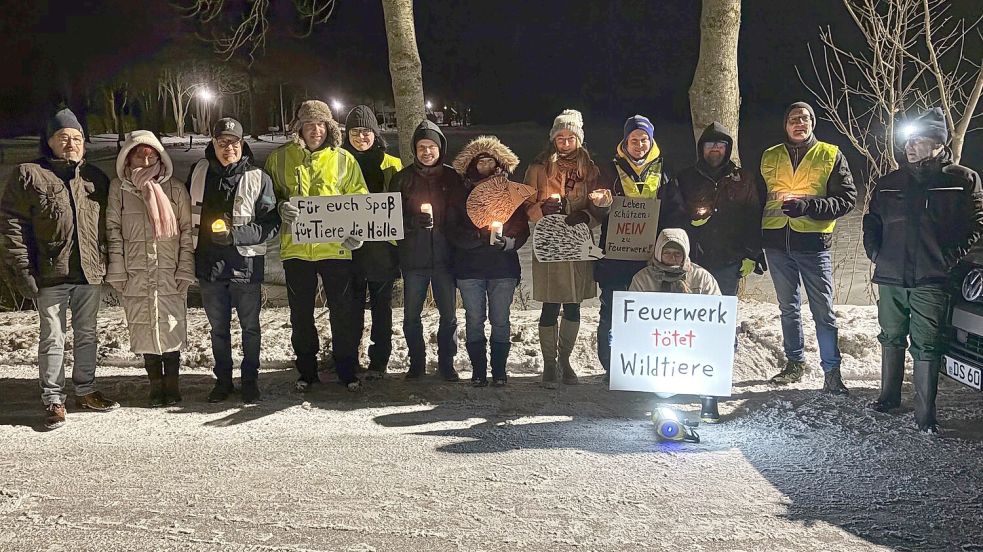 Einige Tierschützer versammelten sich zu einer Mahnwache in Norden, wo anlässlich einer Geburtstagsfeier ein Feuerwerk gezündet wurde. Foto: privat