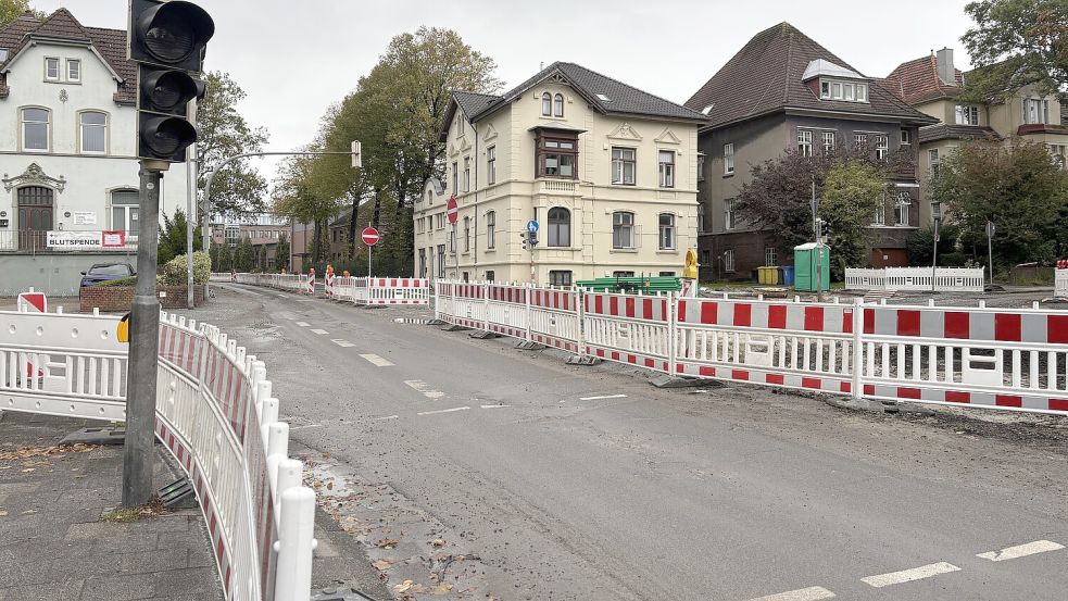 Die Einfahrt zur Friedrich-Ebert-Straße von der Petkumer Straße aus ist weiterhin nicht möglich. Fotos: Mona Hanssen/Archiv