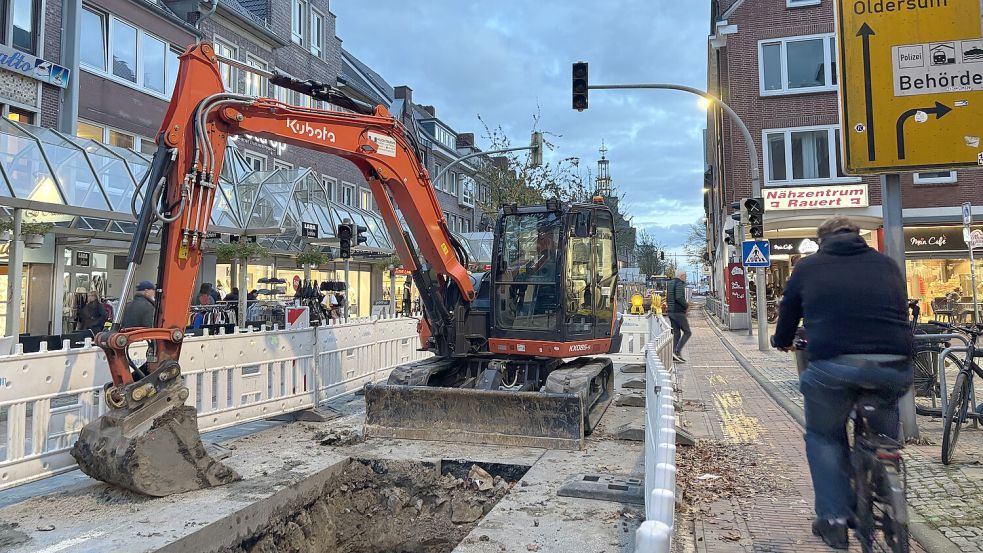 Die Neutorstraße wird Stück für Stück von den Stadtwerken aufgerissen, weil hier Leitungen ausgetauscht werden. Im April 2026 soll der große Umbau starten. Foto: Mona Hanssen/Archiv