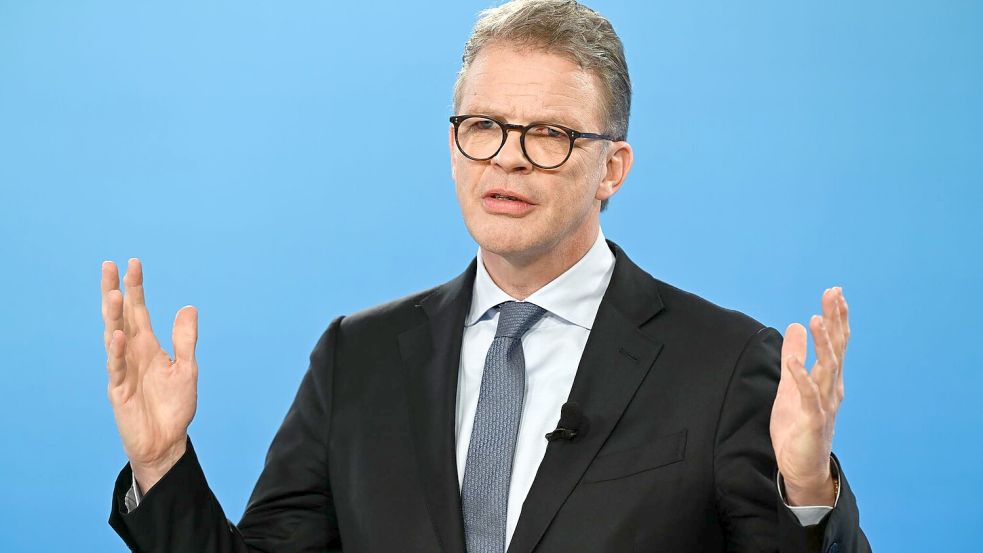 Deutsche-Bank-Chef Sewing richtet einen dringenden Appell an Politik und Beschäftigte. (Archivbild) Foto: Arne Dedert