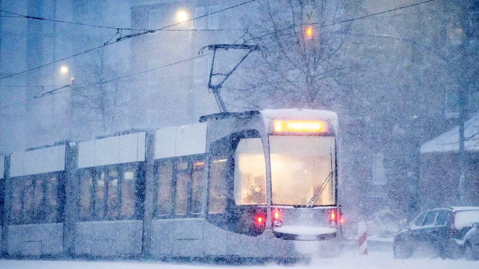 In Bremen fahren einige Straßenbahnen ab Dienstag wieder wie gewohnt. Foto: Sina Schuldt/dpa