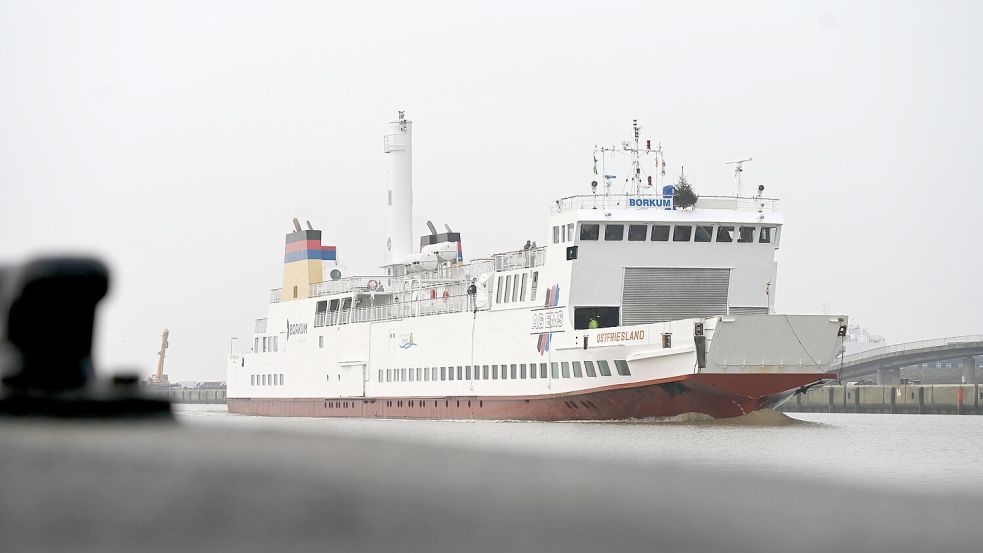 Emden: Bei leicht diesiger Sicht läuft die Borkumfähre „Ostfriesland“ in den Hafen ein. Der Tourismus ist ein wichtiger Wirtschaftsfaktor in der Region. Foto: Lars Penning/dpa