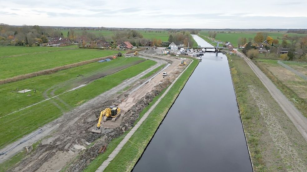 Der Ems-Jade-Kanal spielt für die Entwässerung der Region eine herausragende Rolle. Während am Südufer das Baugeschehen noch am Anfang steht, ist das breitere Dammprofil am Nordufer aus der Luft bereits gut erkennbar. Foto: Edzards/NLWKN.