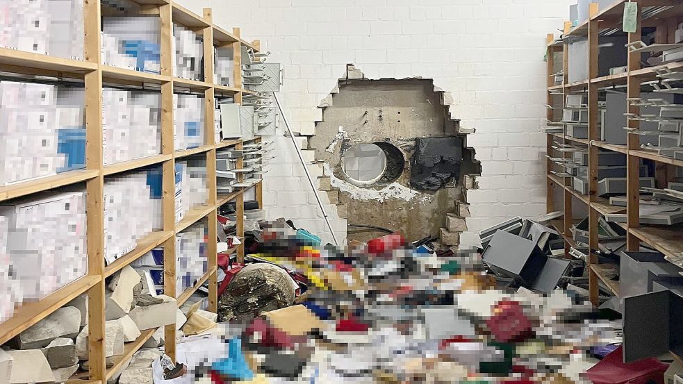 Durch ein großes Loch in der Wand waren die Täter in den Tresorraum gelangt. (Archivbild) Foto: -/Polizei Gelsenkirchen/dpa