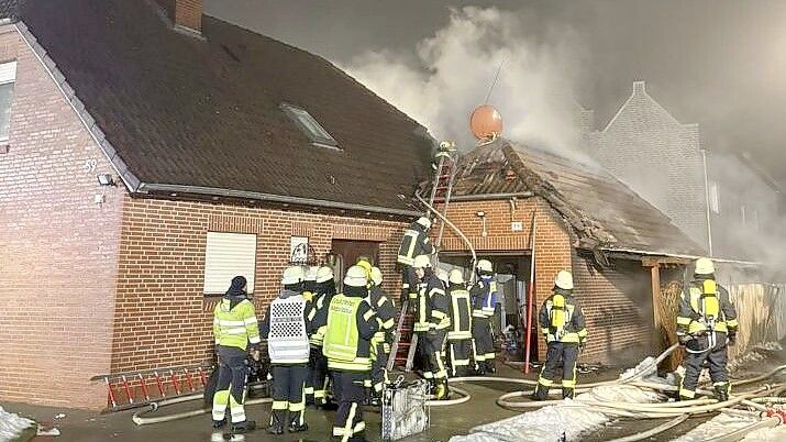 In der Nacht zu Dienstag hat ein Auto in einer Garage Feuer gefangen. Foto: Feuerwehr Wiegboldsbur