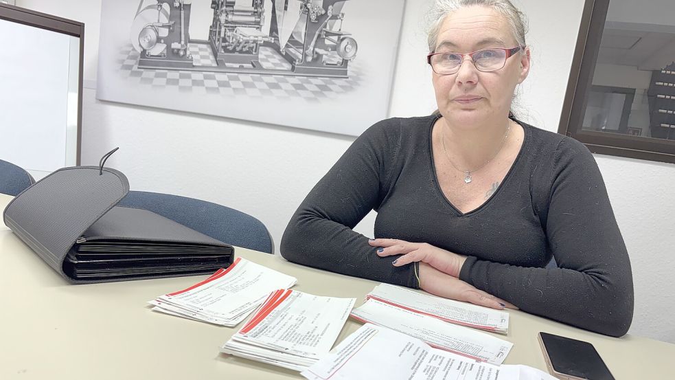 Elvera Erkamp kam mit ihren Unterlagen und Kontoauszügen in die Redaktion. Sie dokumentierte damit das monatelange Gerangel um falsche EWE-Abbuchungen. Foto: Marion Janßen