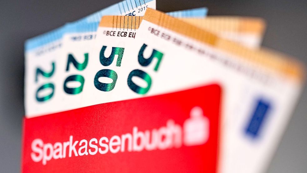 Sparbücher, Tagesgeldkonten, Bargeld: Für gewaltige Geldbeträge gibt es wenig oder gar keine Zinsen. (Symbolbild) Foto: Oliver Berg
