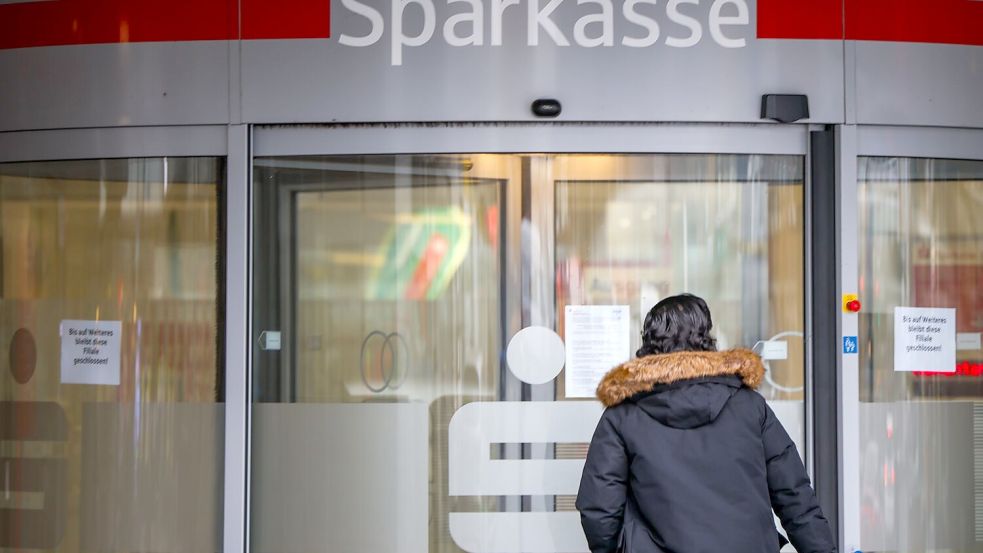 Die Filiale in Gelsenkirchen-Buer ist nach dem Einbruch weiter geschlossen. Foto: Christoph Reichwein/dpa