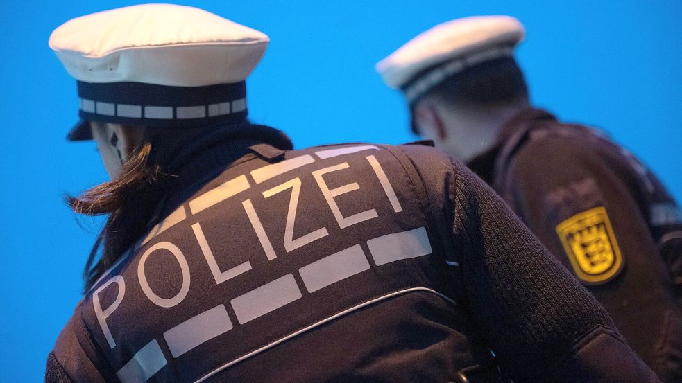 Eine Polizistin (l) und ein Polizist stehen im Rahmen eines Fototermins nebeneinander (gestellte Szene). (zu dpa: «Mann wird geschlagen und gewürgt - Drei Verdächtige in U-Haft») +++ dpa-Bildfunk +++ Foto: Marijan Murat/dpa