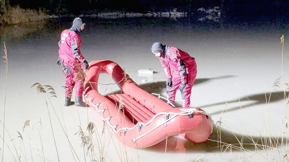 Feuerwehrleute trainieren den Einsatz des Eisretters auf dem Eis. Foto: Wasserrettung KF Leer
