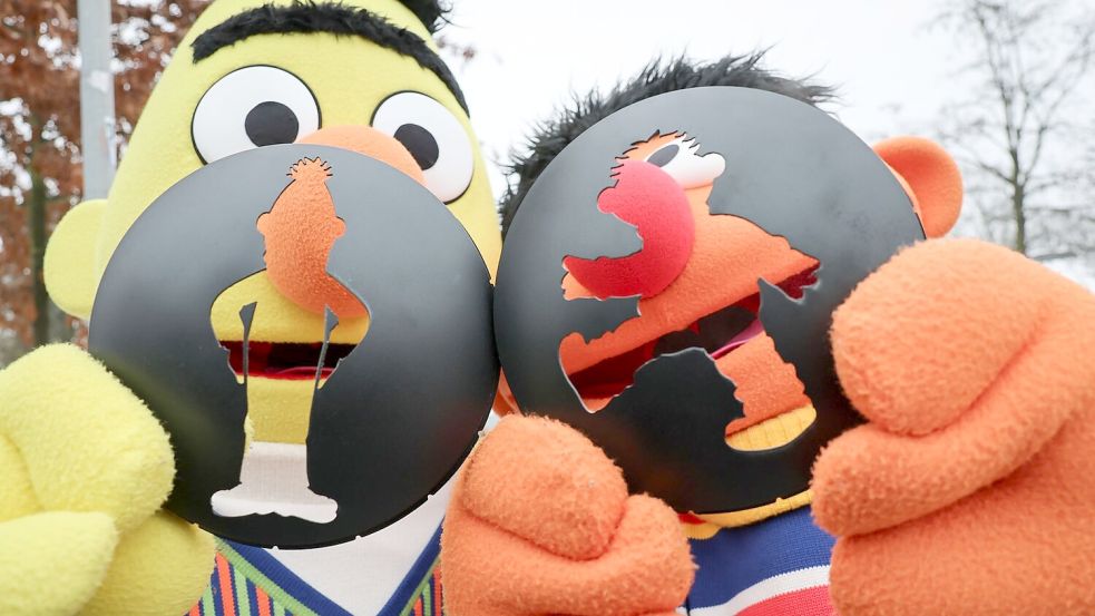 Ernie und Bert regeln jetzt in Hamburg an zwei Stellen den Verkehr. Die Figuren aus der Sesamstraße schlüpfen in die Rolle von Ampelmännchen. Foto: Christian Charisius