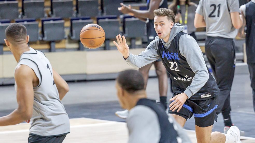 Franz Wagner (r.) war im Training seines Teams dabei. Foto: Andreas Gora