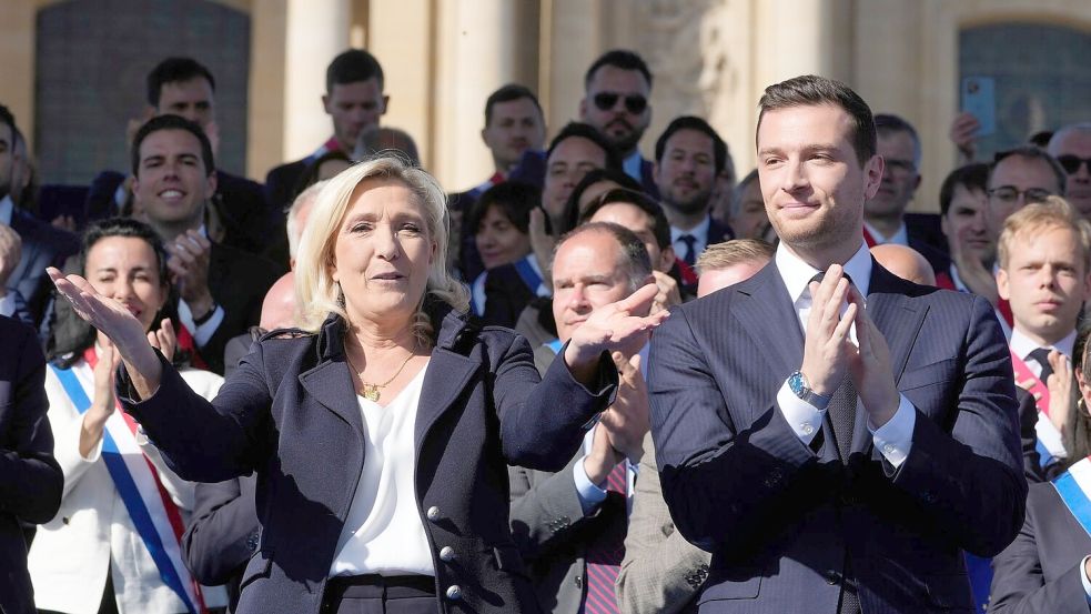 Der RN-Vorsitzende Bardella liegt in den Umfragen mittlerweile vor Le Pen. (Archivbild) Foto: Michel Euler/AP/dpa