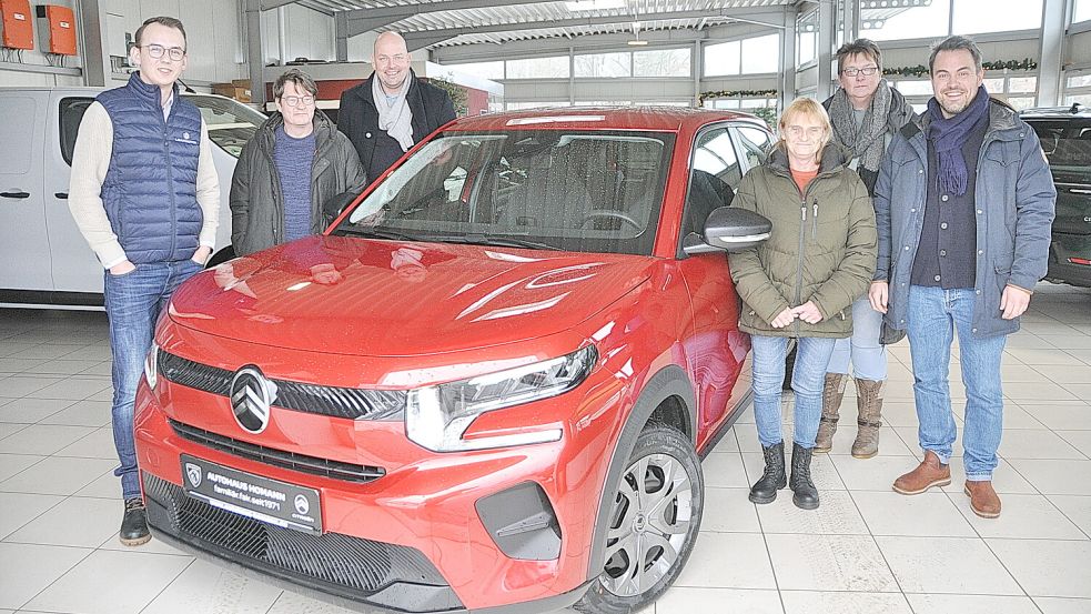 Maximilian Hilbrands (von links, Autohaus Homan) Christian Hildebrandt (Kinderschutzbund), Henning Kruse (Werbegemeinschaft), Annemarie Gossling, Jutta Blank (Lebenshilfe) und Jan-Wilhelm Dörris (Werbegemeinschaft) bei der Fahrzeugübergabe in Leer. Foto: Bodo Wolters
