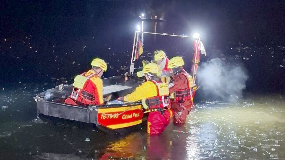 Um die Rehe aus dem See zu holen, wurde die DLRG Georgsmarienhütte zur Hilfe gerufen. Die Drohnengruppe des Löschzugs Lotte leuchtete die Einsatzstelle aus. Foto: DLRG/Feuerwehr Lotte