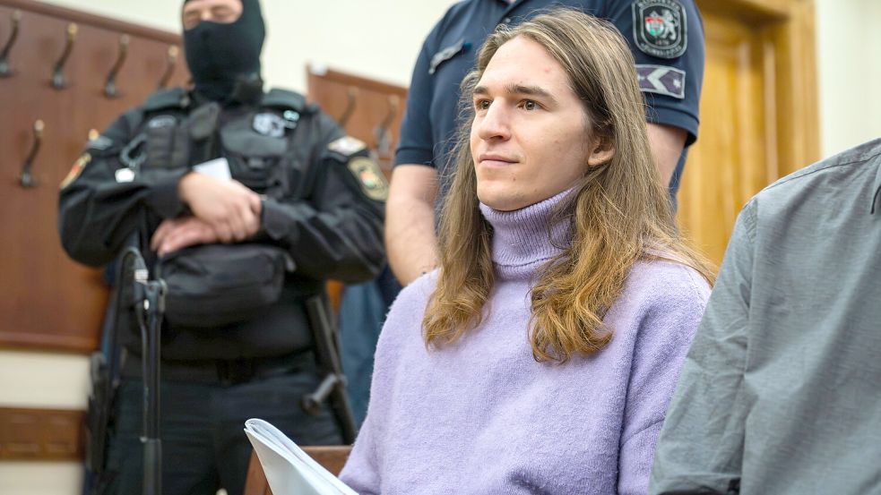 Die widerrechtlich ausgelieferte, nichtbinäre und der Antifa zugerechnete Person Maja T. aus Deutschland steht in Ungarn vor Gericht (hier ein Bild vom 8. Oktober 2025). Der Vorwurf lautet schwere Körperverletzung. Foto: IMAGO/ZUMA Press Wire