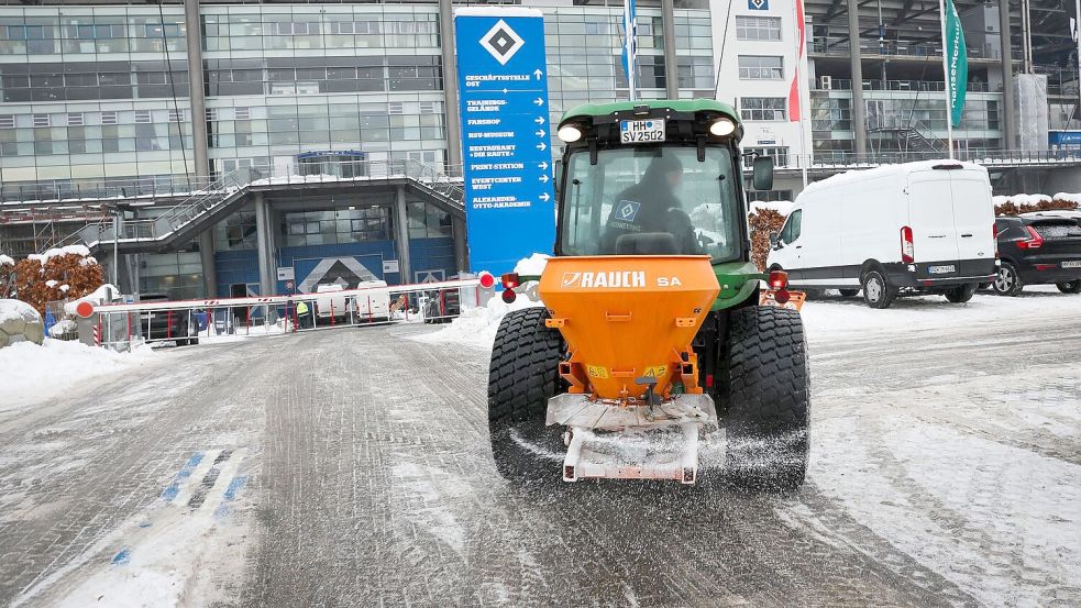 Ein kleines Räum- und Streufahrzeug ist auf dem Parkplatz am Volksparkstadion unterwegs. Foto: Christian Charisius