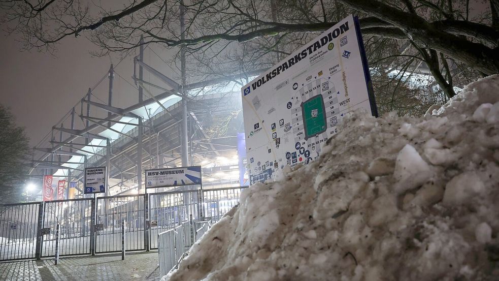 Die Bundesliga-Partie zwischen dem Hamburger SV und Bayer Leverkusen im Volksparkstadion ist wegen der Folgen des Winterwetters kurzfristig abgesagt worden. Foto: Christian Charisius