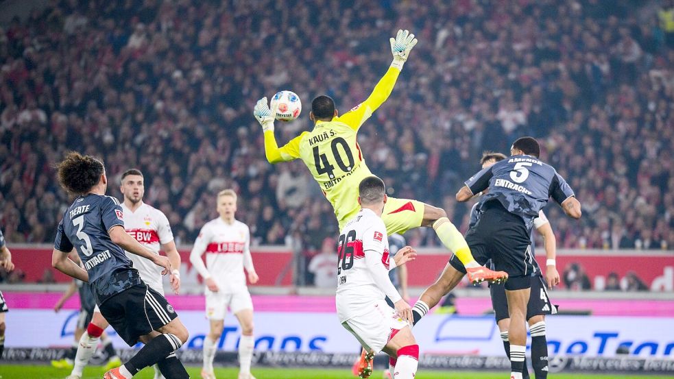 Folgenschwerer Fehler: Frankfurts Torwart Kaua Santos beim 1:1. Foto: Tom Weller