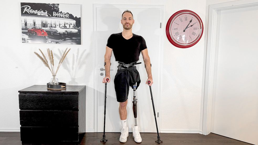 Derzeit braucht Marek Roscher noch Gehhilfen, um mit seiner Prothese sicher stehen zu können. Foto: Marek Roscher/privat