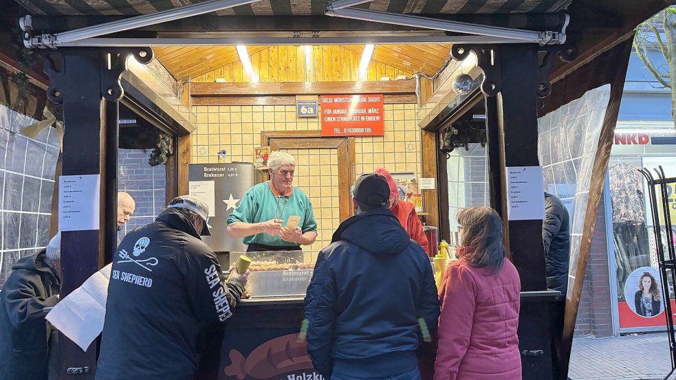 Die typische Haltung: Wolfram Jensen hält die Grillzange in der einen und die Wurstpappe in der anderen Hand. Fotos: Stephanie Schuurman